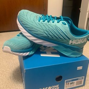 Women’s Hoka One One Arahi 4